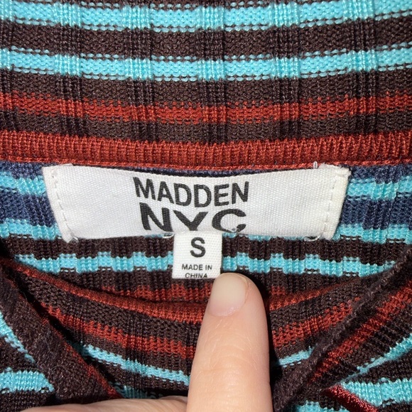 Chic Striped Ribbed Crop Top - Picture 3 of 3